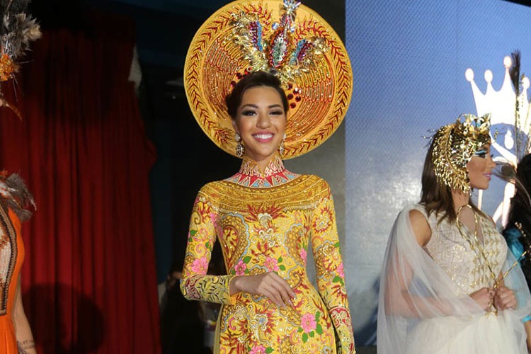 Là đại diện của Việt Nam tại Miss Eco Universe 2016 (Hoa hậu Hoàn vũ Môi trường),  siêu mẫu Khả Trang vừa tham gia phần thi trang phục dân tộc. (Ảnh: Global Beauties)   